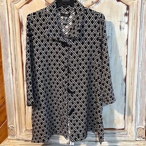 Ali Miles Black and White Patterned Button Down Shirt